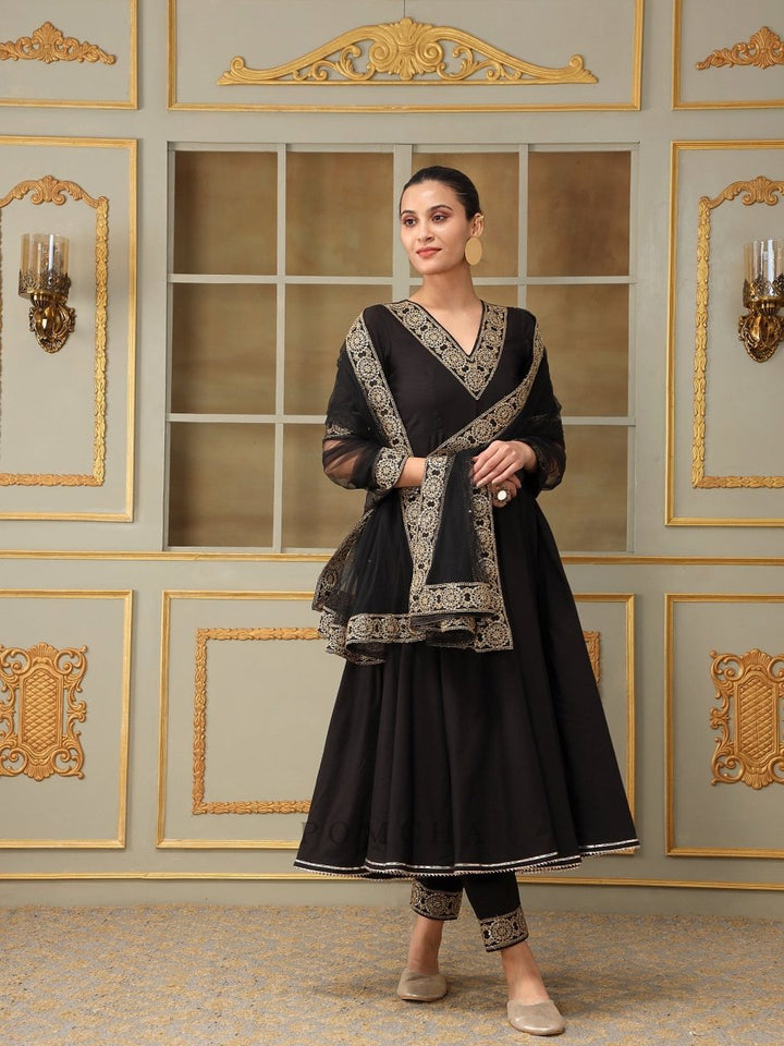 SAADGI SUNHERI LACE BLACK ANARKALI SET - Pomcha Jaipur