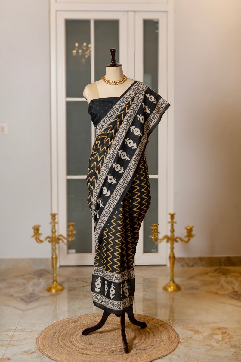 SOOT RAAG BLACK MUL COTTON CHEVRON PATTERN SAREE WITH PIECE - Pomcha Jaipur