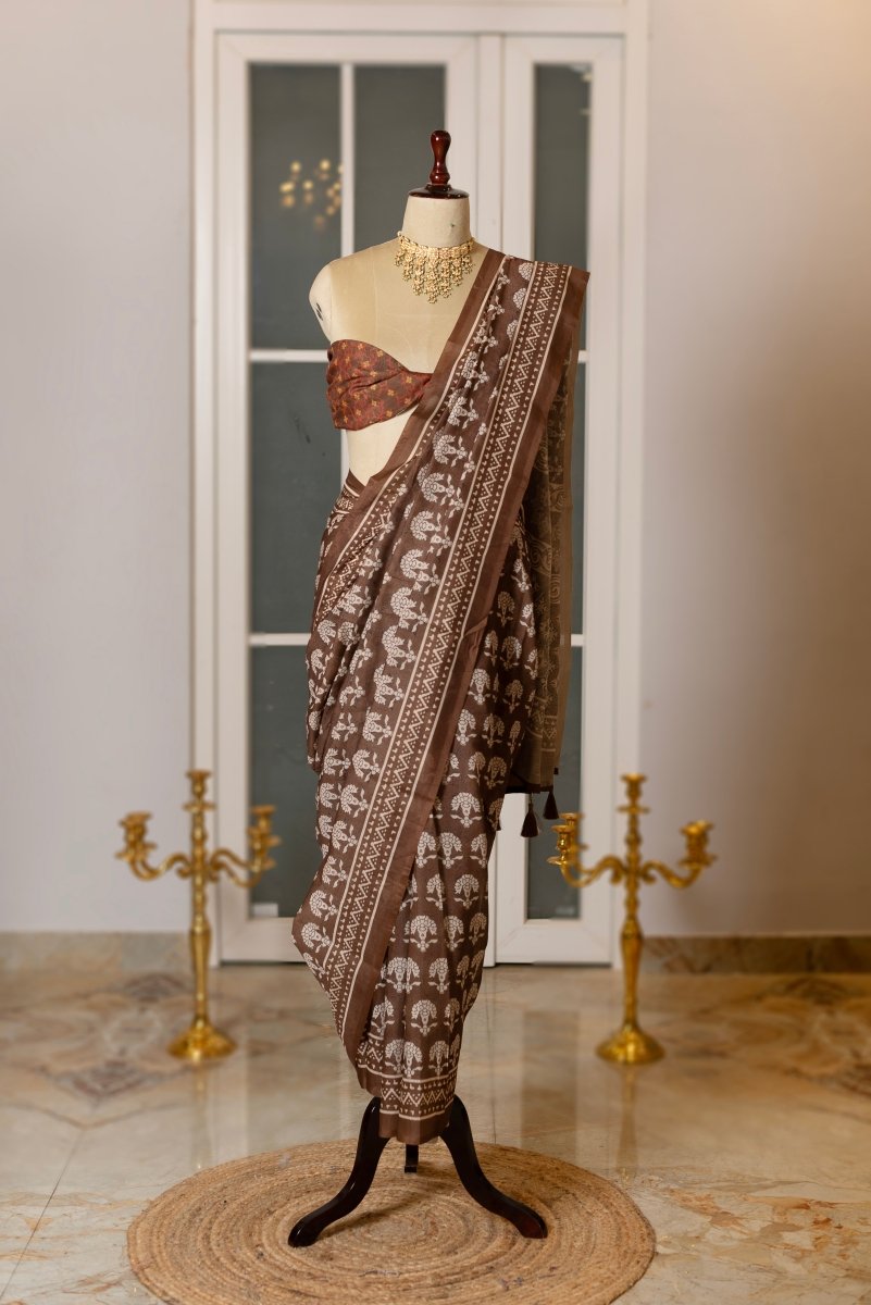 SOOT RAAG EARTHY BROWN COLOR WITH BLOCK STYLE MOTIFS MUL COTTON SAREE WITH BLOUSE PIECE - Pomcha Jaipur
