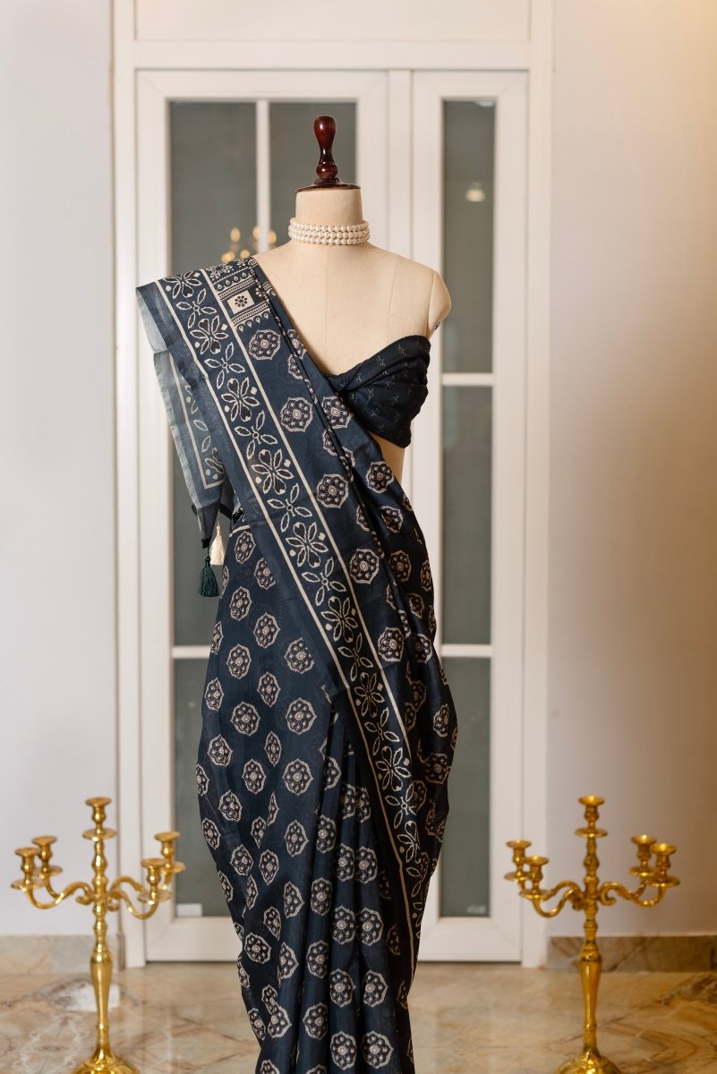 SOOT RAAG INDIGO AJRAK PRINT MUL COTTON SAREE WITH COTTON BLOUSE PIECE - Pomcha Jaipur