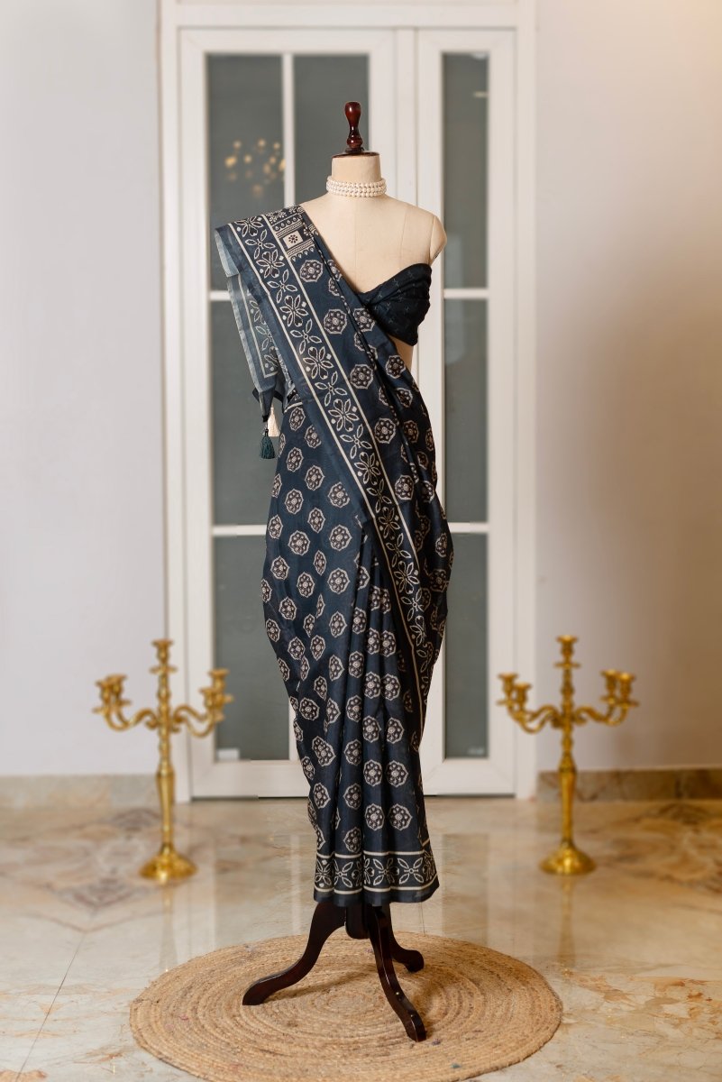 SOOT RAAG INDIGO AJRAK PRINT MUL COTTON SAREE WITH COTTON BLOUSE PIECE - Pomcha Jaipur
