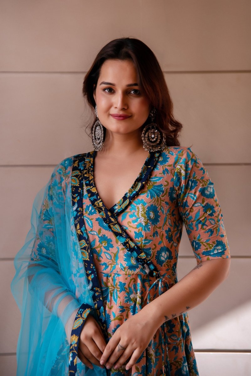 SUNHARI PEACH BLUE PHOOL JAAL HAND BLOCK COTTON ANGRAKHA SET WITH SOFT NET DUPATTA - Pomcha Jaipur