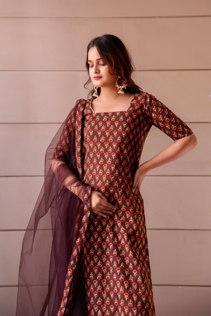 SUNHARI RED PHOOL BROWN COTTON HAND BLOCK SUIT SET WITH SOFT NET DUPATTA - Pomcha Jaipur