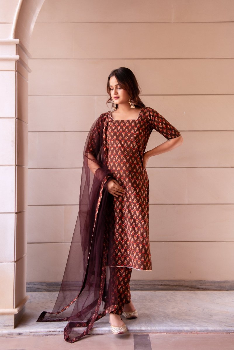 SUNHARI RED PHOOL BROWN COTTON HAND BLOCK SUIT SET WITH SOFT NET DUPATTA - Pomcha Jaipur