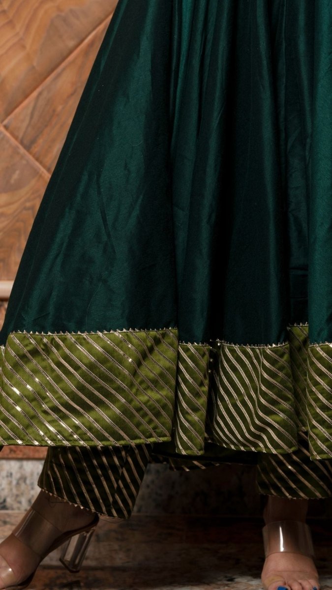 JANNAT DARK GREEN COTTON SILK ANARKALI WITH JAAL WORK ORGANZA DUPATTA SET - Pomcha Jaipur