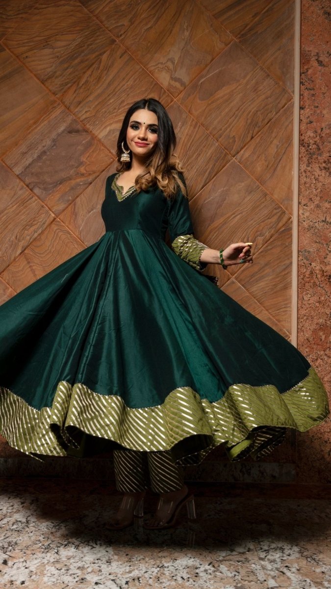 JANNAT DARK GREEN COTTON SILK ANARKALI WITH JAAL WORK ORGANZA DUPATTA SET - Pomcha Jaipur